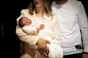 תמונה זוגית עם יילוד