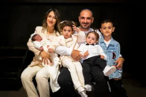 תמונה משפחתית עם צילום יילוד