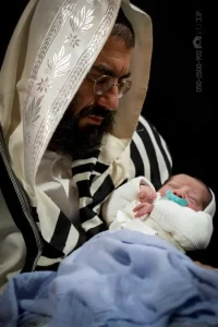תמונה של תינוק שזה עתה נולד עם גבר