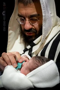 תמונה של תינוק שזה עתה נולד עם גבר