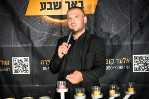 אדם עם מיקרופון