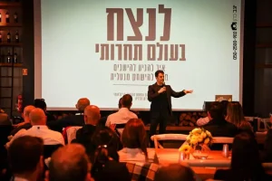 אדם עומד אוחז במיקרופון