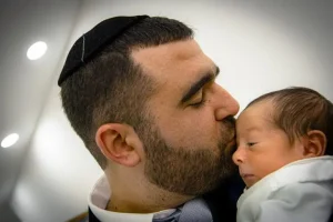 תמונה של תינוק שזה עתה נולד עם גבר